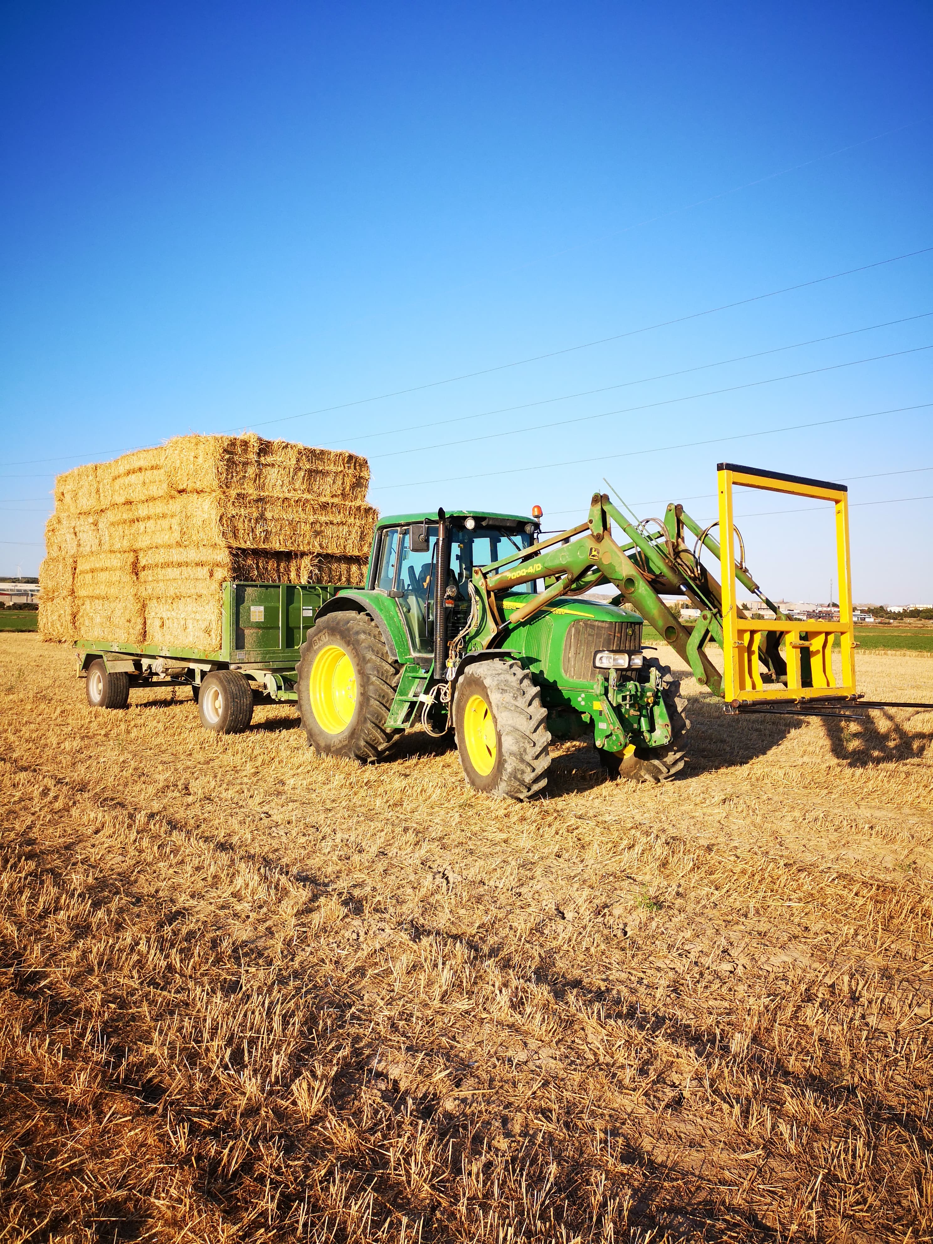 Transporte agrícola de Transportes Meseguer en el campo